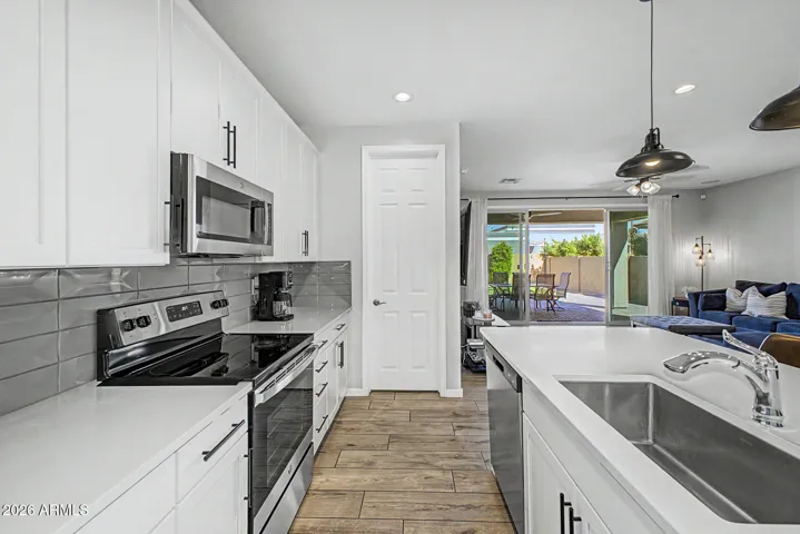 KITCHEN FEATURES WHITE 42 " CABINETS