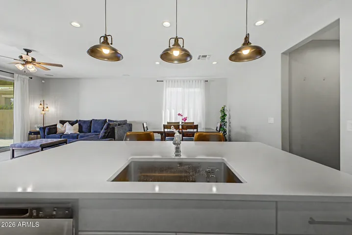 KITCHEN ISLAND & PENDANTS