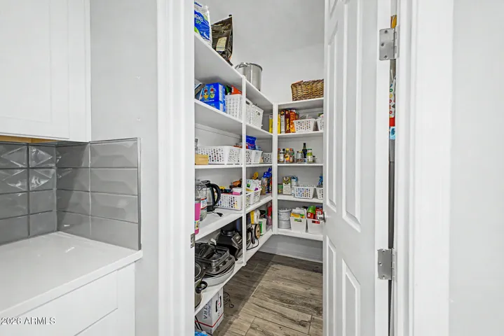 WALK-IN PANTRY & STYLISH TILE BACKSPLASH