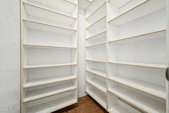 WALK IN CLOSET