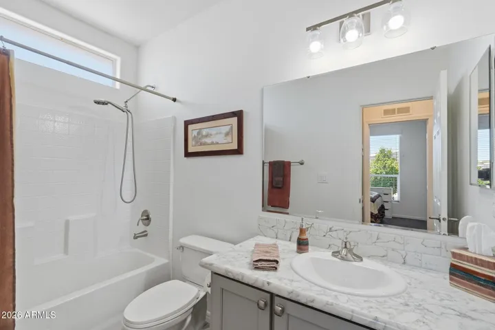 Tub/shower combination in the main bathroom