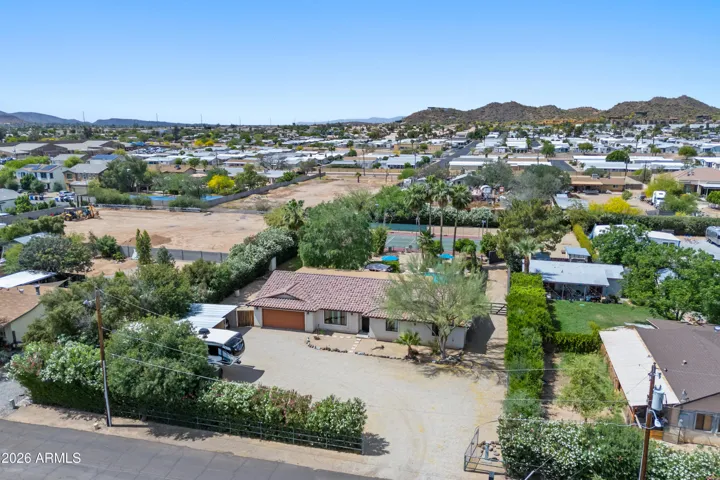 Showcasing large front covered parking area & RV gate to backyard