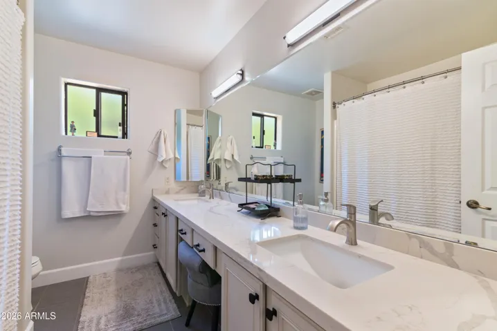 Dual vanities w/ tub/shower combo