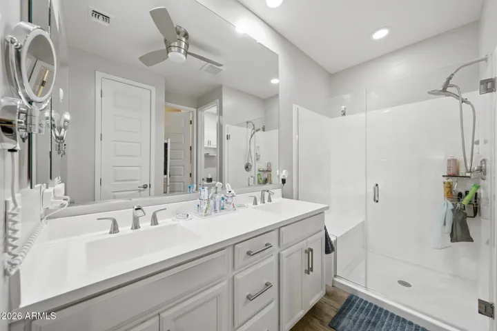 Dual Sinks / Extended Shower