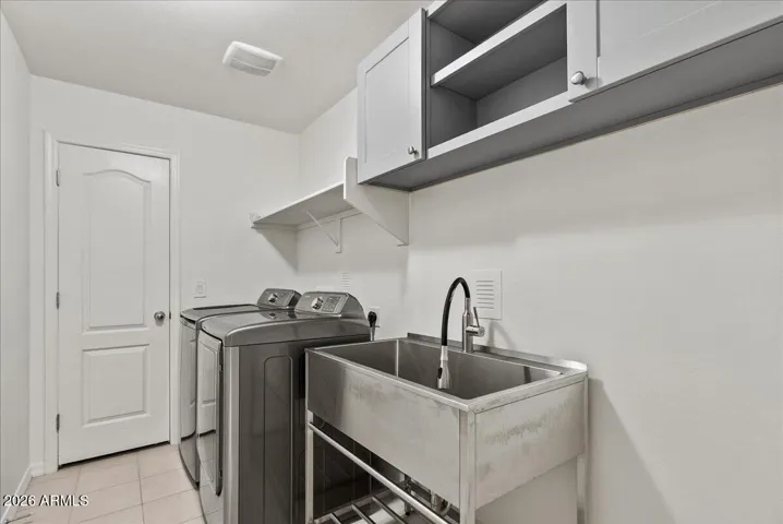 W/D convey & Utility Sink!