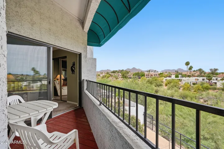 2nd Floor Balcony Overlooking Wash With Fountain Views