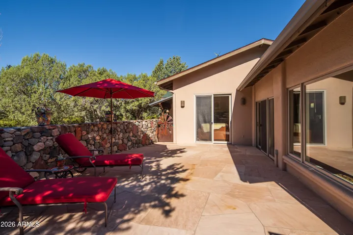 This is an absolutely IDEAL home for entertaining!