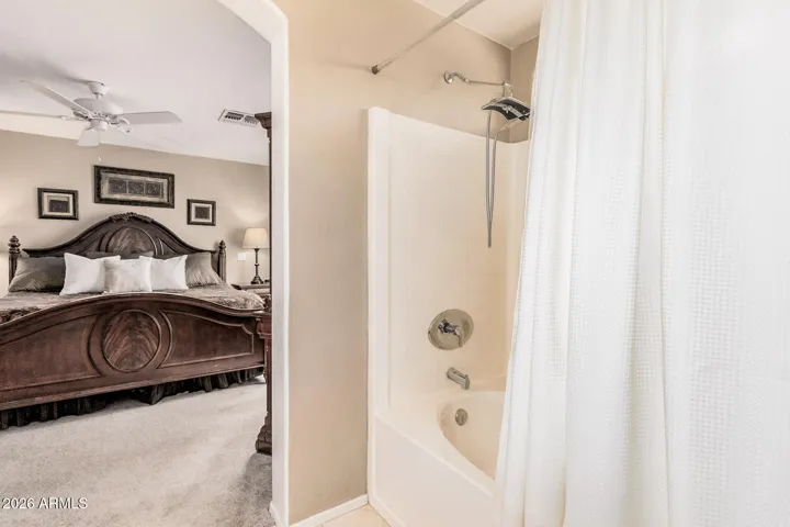 Primary bathroom with Tub/shower