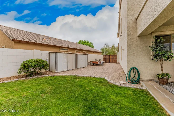 Large side yard with oversized RV GATE!!