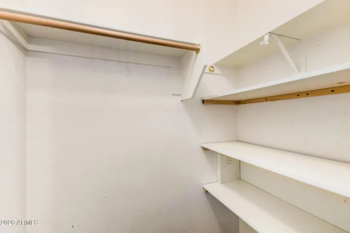 Guest bedroom 2 - Walk-in Closet