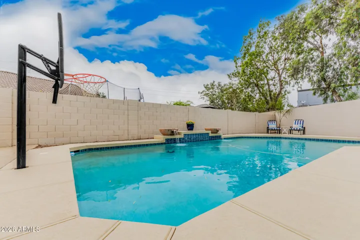 Enjoy basketball in the Pool!