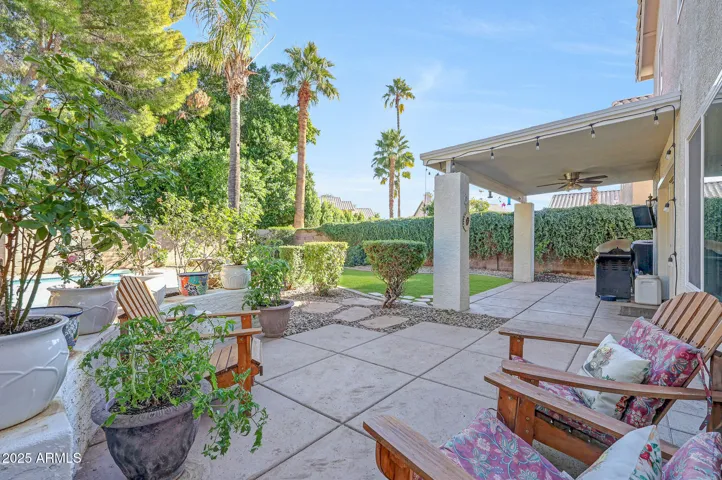 Ample space for entertaining – ideal for a firepit!