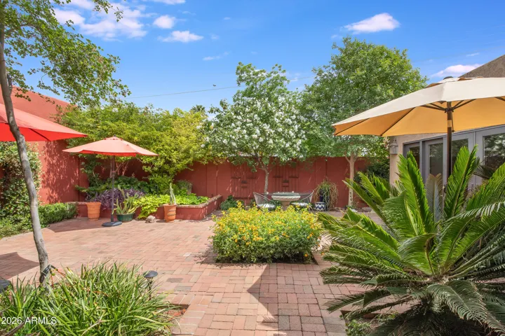 Beautifully design for a lush appearance and also low maintenance.