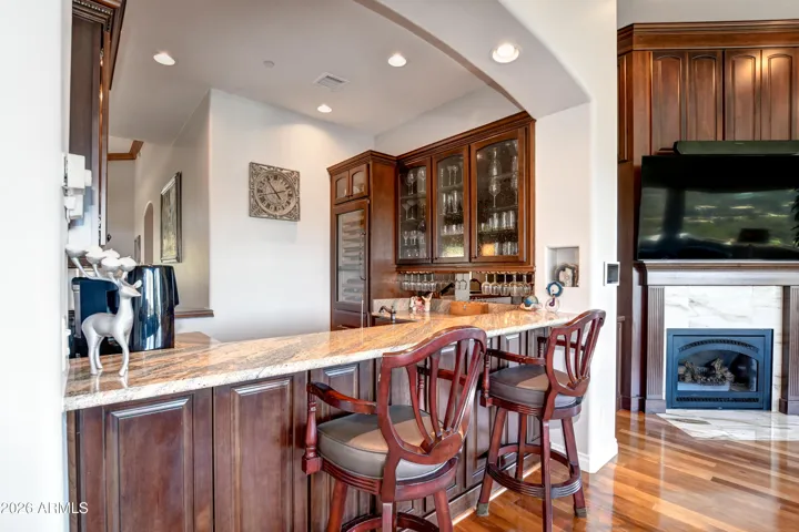High class style in this wet bar that transforms this room into a room for entertaining