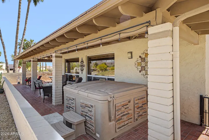 Hot tub under the coverd patio