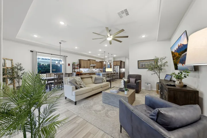 Note upgrade tray ceiling