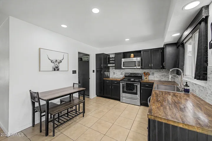 Eat-In Kitchen