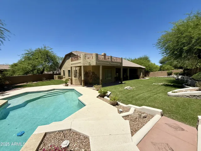 Enormous yard with built-in speaker system for all your outdoor activities