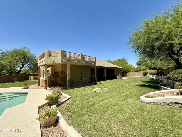 Enormous yard with built-in speaker system for all your outdoor activities