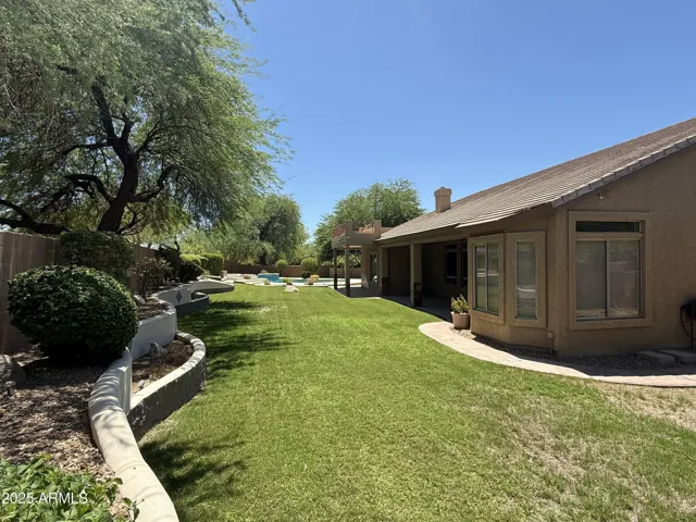 Enormous yard with built-in speaker system for all your outdoor activities