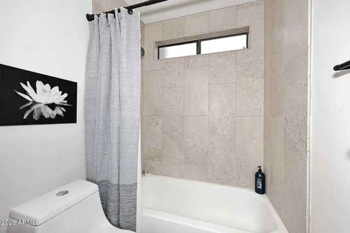 Nice tiled shower/bathtub enclosure