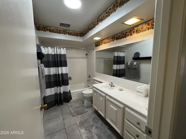 Secondary bath with tub