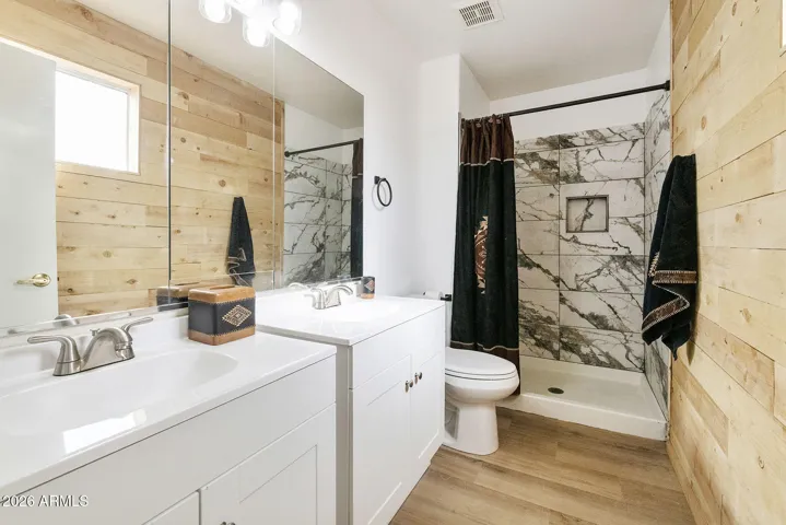 Primary bath dual sinks