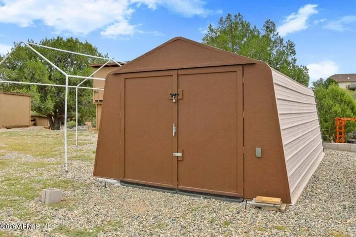 Currently used as shop, this building can be used as a garage.