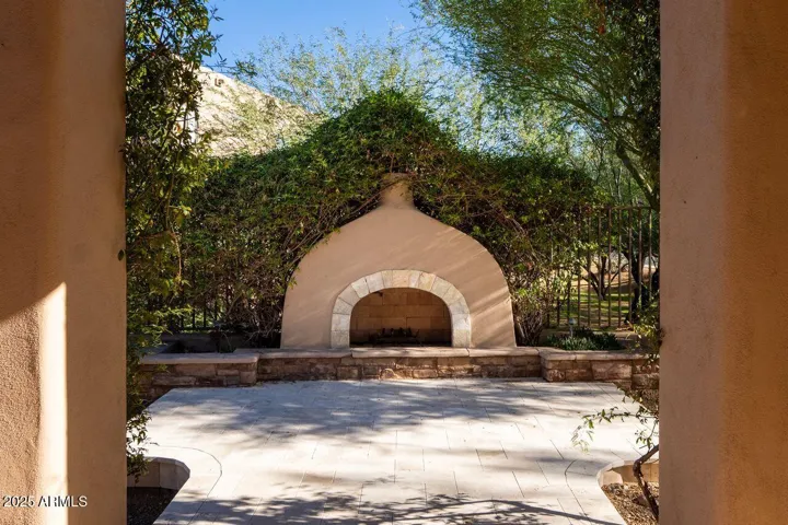 Outdoors, enjoy Arizona’s desert nights beside the fireplace or in the heated spa under a canopy of stars.