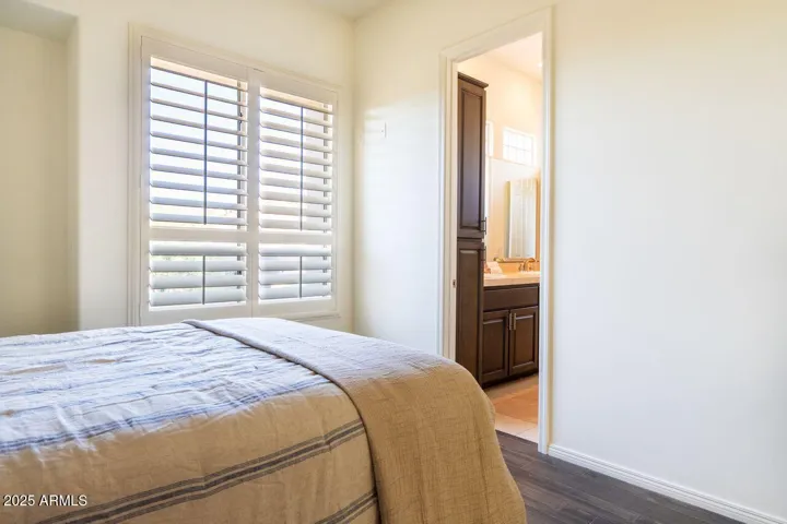 En-suite full bathroom.