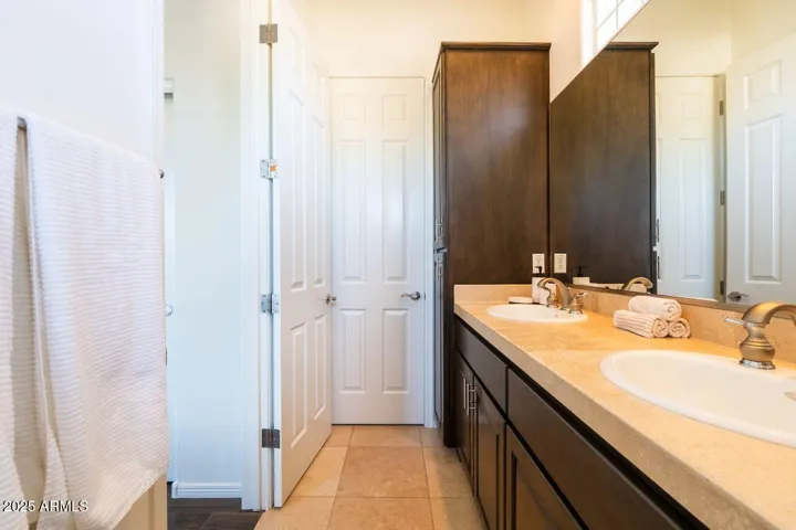 En-suite bathroom to two guest bedrooms (Jack and Jill)