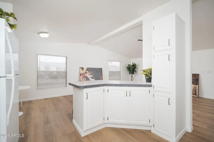 BREAKFAST PENINSULA ANF FULL LENGTH PANTRY,