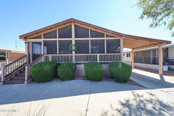 Big front deck and circular drive
