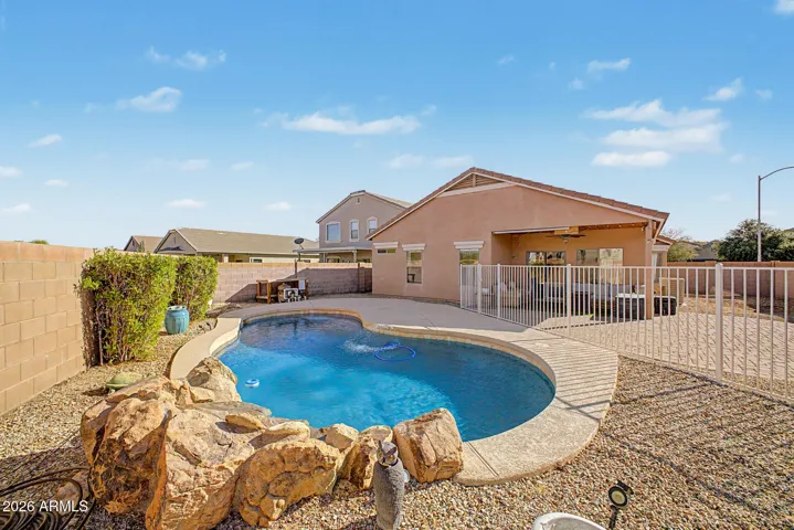 Nice sparkling pool for those hot summer days!