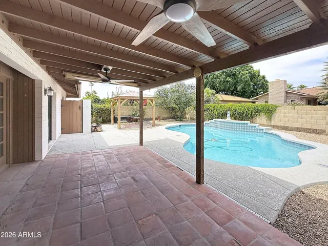Covered patio, great for entertaining
