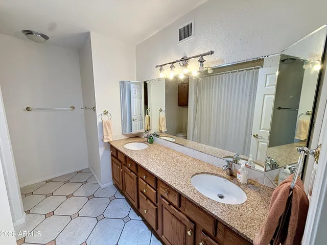 Hall bath with dual sinks