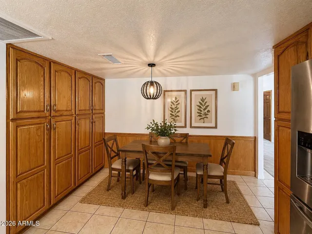 Virtually staged eat-in kitchen