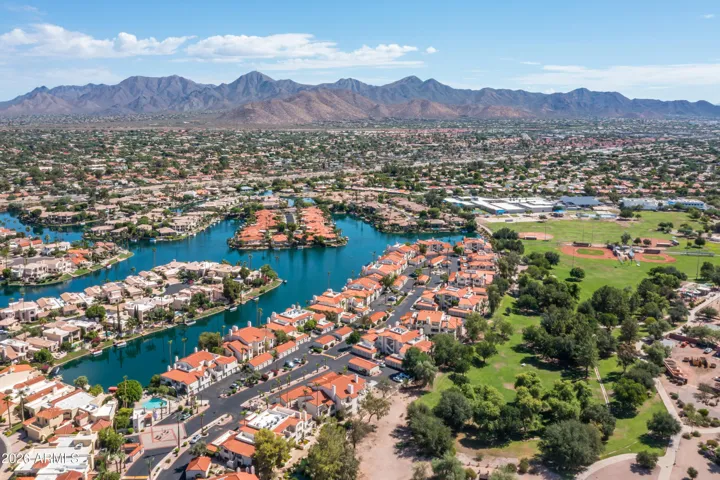 Peninsula with lake on one side and park on the other!