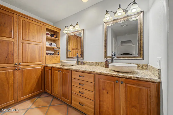 Dual vanities - Master