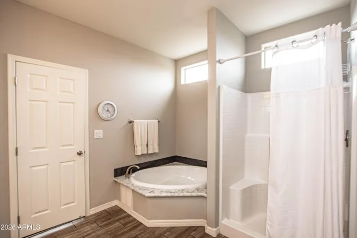 SEPARATE TUB & SHOWER