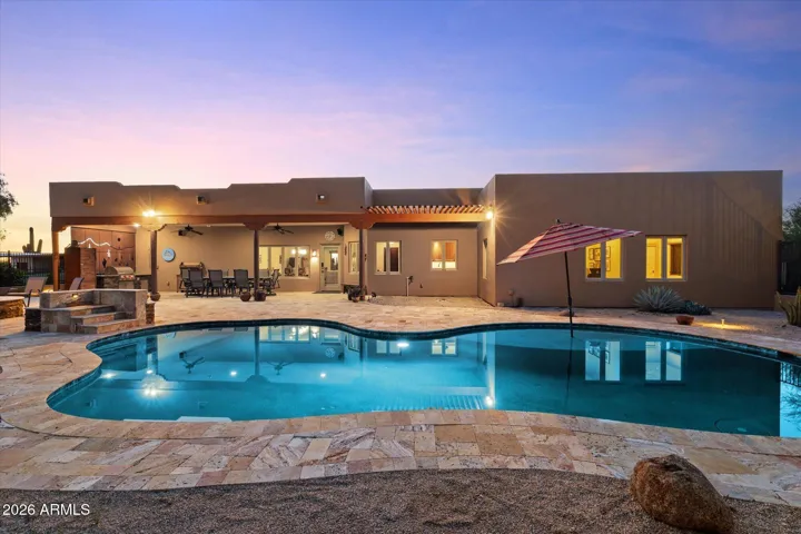 Covered patio-BBQ-Fire-pit
