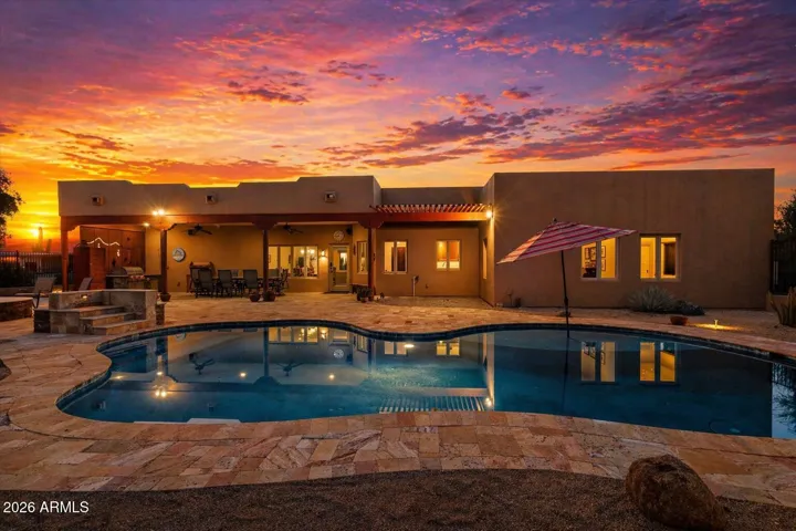 Covered patio-BBQ-Fire-pit-Amazing pool