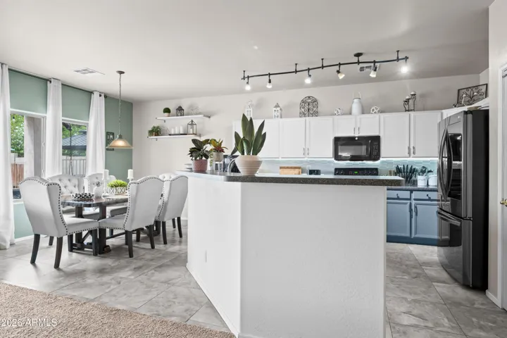 Kitchen & dining