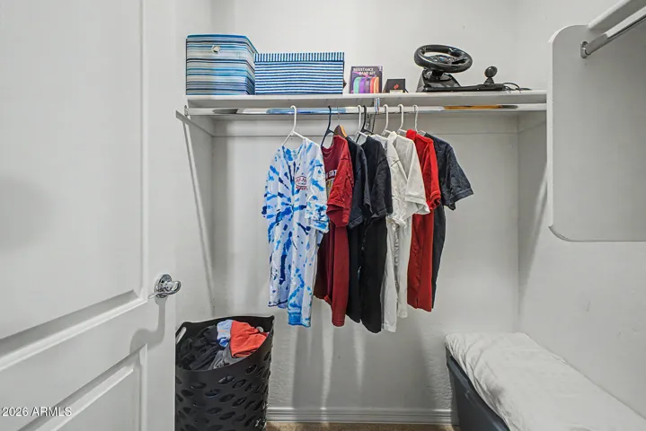Walk-in-closet bedroom 3