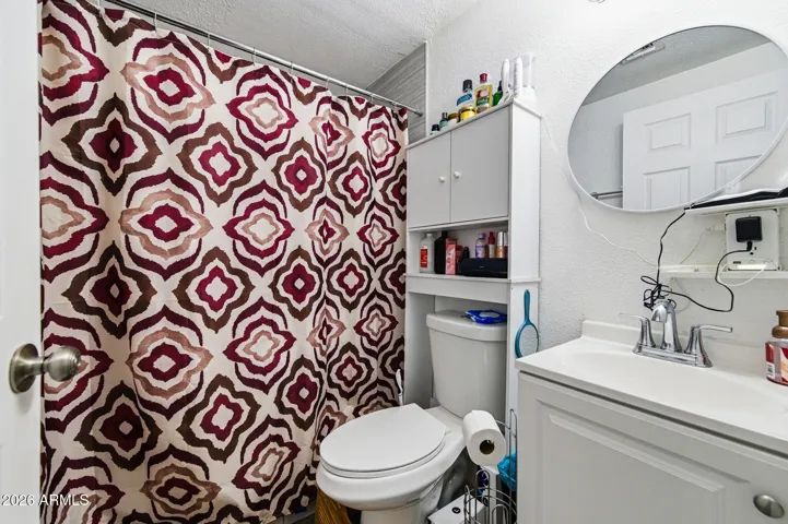 One of 2 bathrooms