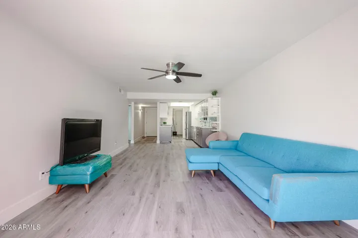 **Fresh new paint, bright effortlessly flow to the kitchen**