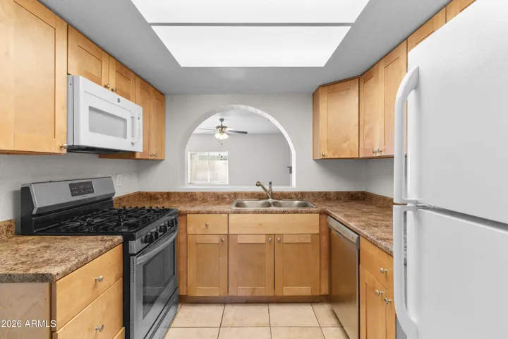 Gas Stove/Oven & lots of cabinets
