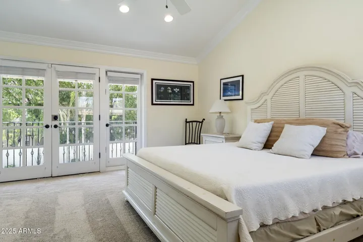 Private 2nd floor ensuite bedroom/bathroom with balcony overlook