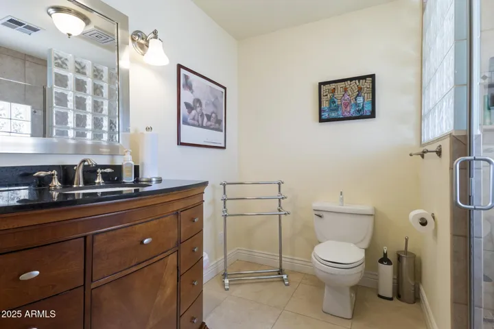 Private 2nd floor ensuite bedroom/bathroom