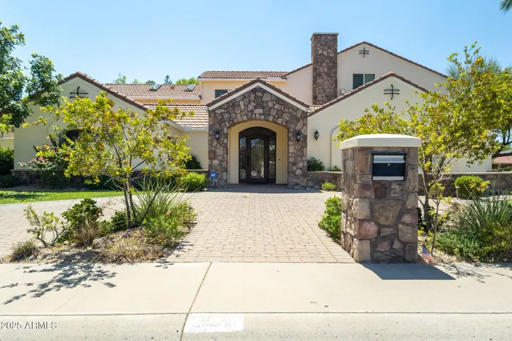 6 bedroom, 6 bathroom house